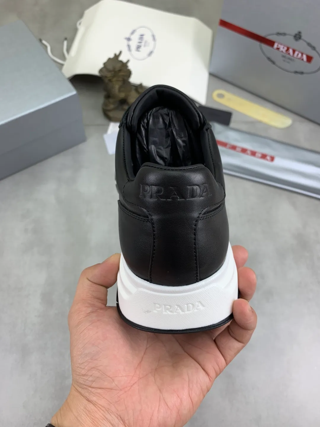 Men's shoes 💰P580💰 [New style] High version official website popular models are on the market, 🆘 Trendy brand (Prada) mainly promotes popular models, avant-garde and versatile fashion men's shoes private version mold opening, cowhide surface splicing 1:1.. Fashionable and simple, original imported cowhide lining cowhide feet; the atmosphere and personality are more fashionable, eye-catching and pursuing class. It will subvert the old idea and be a must-have for fashion trendsetters with you! Must keep it for yourself! Tall and comfortable, large and low, high-end quality workmanship. Size: 38-45; 5️⃣ colors available.